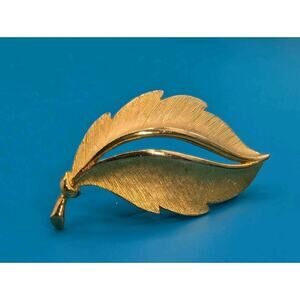 Vintage JJ Jonette Leaf Pin Brooch Gold Tone Signed